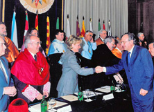 Saludando a la Presidenta de la Comunidad Autónoma de Madrid, Esperanza Aguirre.